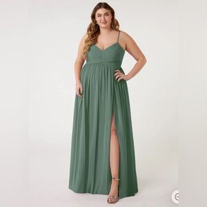 Azazie Alia Eucalyptus
Size A16 Bust 43.25 Waist 37.50 Hips 46.75